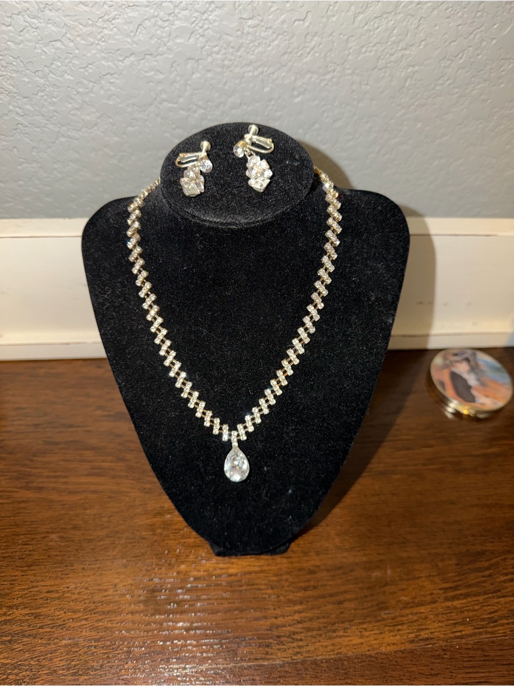 Elegant Crystal Teardrop Necklace and Stud Earrings Set - Silver Tone